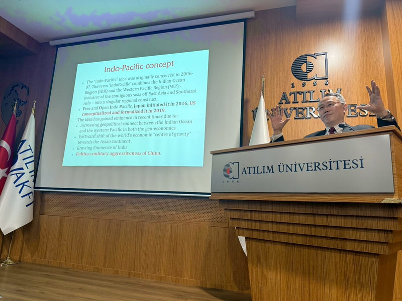 駐土耳其代表黃志揚（圖）在演講中以美國、中國及印太周邊國家等多重視角，分析印太地區的戰略重要性，指出台灣所處的關鍵航道，對全球供應鏈與海上運輸安全而言，具有不可或缺的地位。（駐土耳其代表處提供）中央社記者李晉緯新德里傳真 114年12月25日