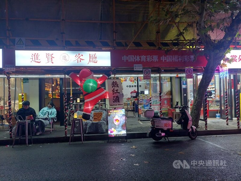 臨近耶誕節，上海市區街道已經出現許多相關裝飾。對多數人來說，耶誕節在上海更是一種商業元素，在信仰活動上，則相對低調審慎。中央社記者張淑伶上海攝 114年12月25日