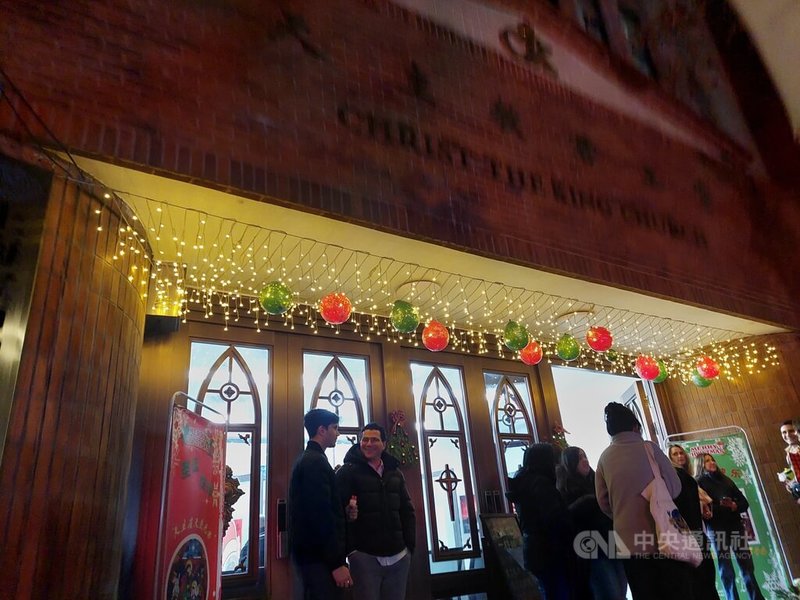 24日耶誕節前夕的平安夜，在上海一處教堂外，外籍人士剛結束參加外語彌撒。中央社記者張淑伶上海攝 114年12月25日