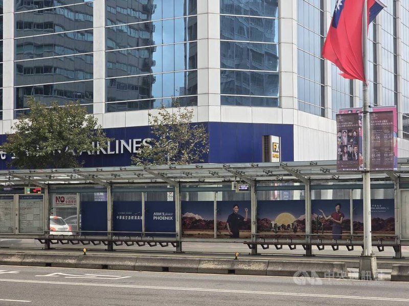 台北市議員詹為元發現公車候車亭屋頂因使用玻璃帷幕材質，造成日曬嚴重，影響遮蔭效果，搭車民眾體感過高。公運處回應，將研議規劃納入綠化降溫設計，提升民眾候車舒適度。中央社記者劉建邦攝　114年12月25日