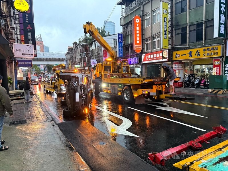 新北市板橋區漢生西路25日下午發生一輛汽車自撞翻覆車禍，一度影響交通，現場於下午4時30分將事故車輛拖吊後，隨即解除管制、恢復通行。（翻攝照片）中央社記者黃旭昇傳真　114年12月25日