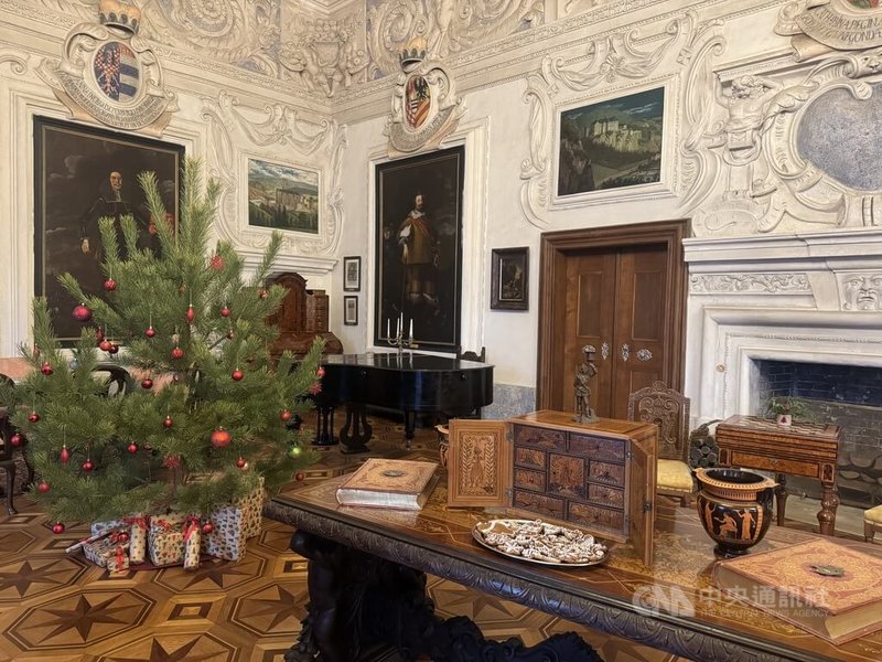 捷克知名的「施特恩貝克城堡」推出耶誕導覽行程，帶領民眾依序參觀城堡內的騎士大廳、禮拜堂、起居室、圖書館、餐廳與書房等，各空間皆布置耶誕裝飾，營造濃厚的耶誕氛圍。中央社記者劉郁葶中波希米亞攝　114年12月25日