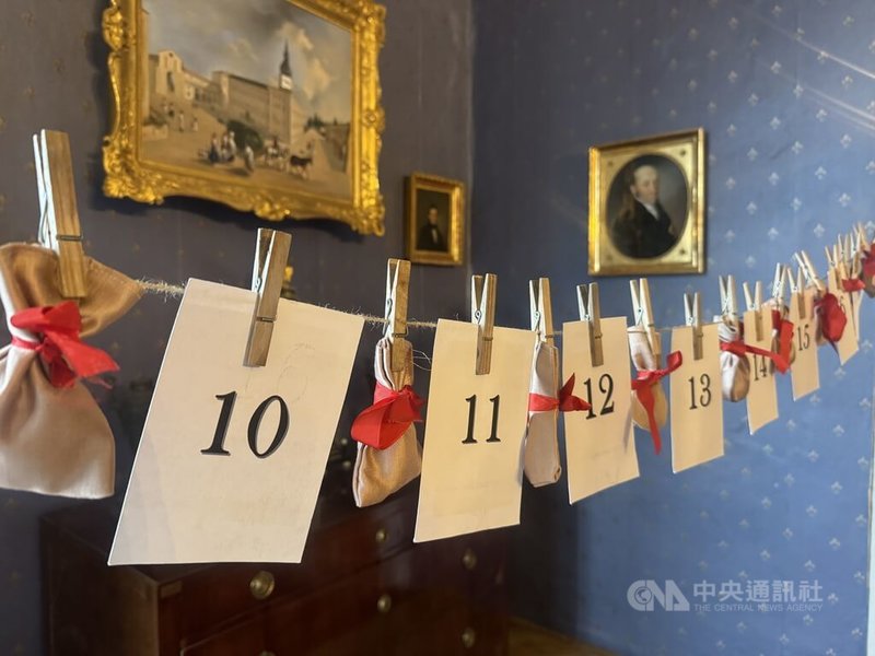 耶誕期間常見的「將臨期日曆」（Adventní kalendář），起源於德國的基督教孤兒院，後經過德國商人製成商品販售，並在日曆中放入小禮物，將臨期日曆也因此走向商業化。中央社記者劉郁葶中波希米亞攝 114年12月25日