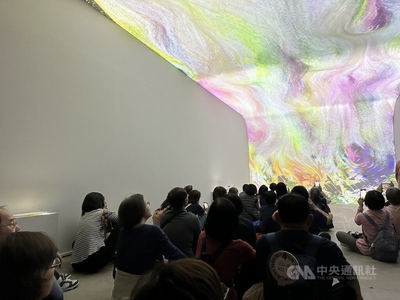 夢蓮花文化藝術基金會25日起在高雄駁二藝術特區推出多感官沉浸式藝術體驗特展「流光藝境」，開展首日就吸引大批民眾入場參觀。中央社記者林巧璉攝　114年12月25日