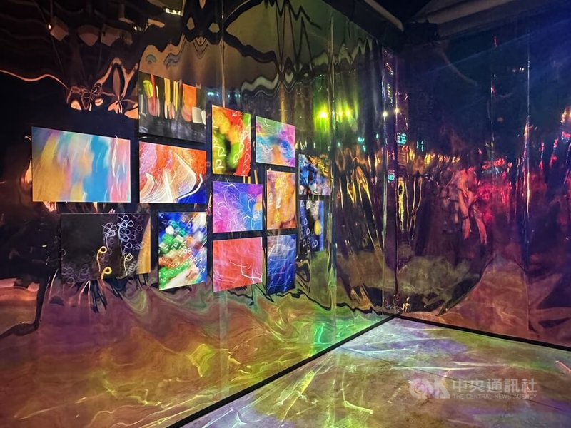 夢蓮花文化藝術基金會25日在高雄駁二藝術特區推出藝術特展「流光藝境」，共包含6大單元，透過光影、聲音、香氛、互動裝置與藝術投射等，打造出多感官的沉浸式藝術體驗。中央社記者林巧璉攝　114年12月25日