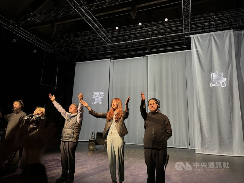 舞台劇「這不是個大使館」由瑞士導演史蒂芬．凱吉與3名台灣素人演員共同創作，探問台灣的國際處境、國家定位與認同。此劇在歐亞多國巡迴演出，佳評如潮。圖攝於2024年3月8日。中央社記者郭芳君巴塞爾攝　114年12月25日