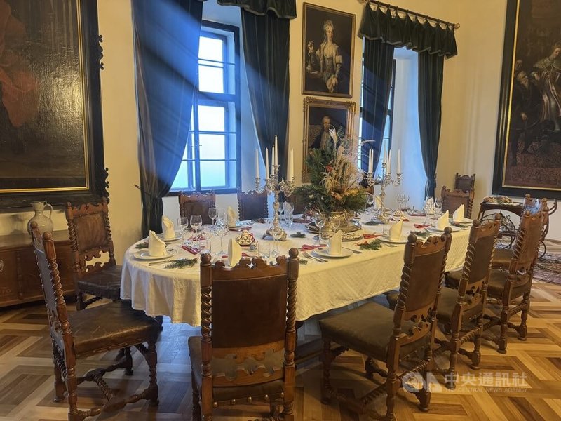 談及歐洲貴族的耶誕傳統，導覽員Vladimír表示，耶誕夜的晚餐多半僅限家族成員參與，不包括僕役，是相當私密的家庭聚會，因此會在較隱密的空間中舉辦，並大約在晚間8時用餐。中央社記者劉郁葶中波希米亞攝 114年12月25日