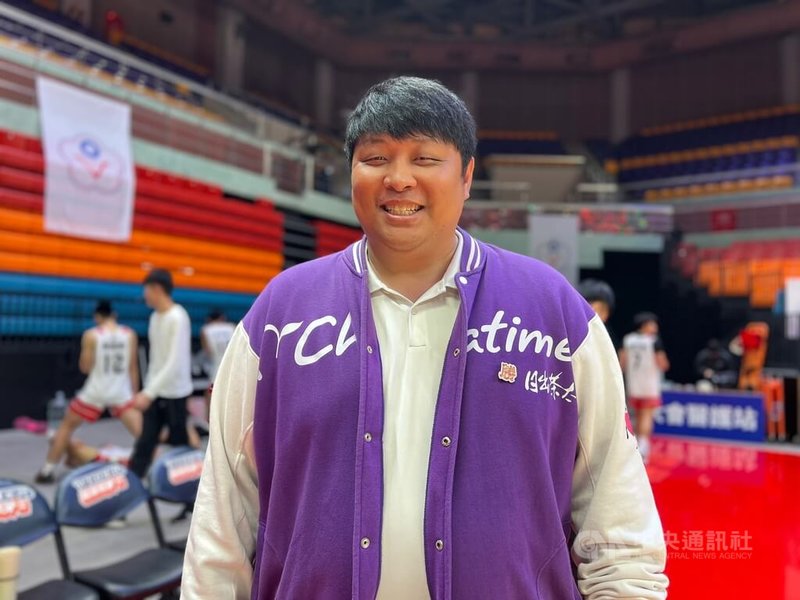 114學年度高中籃球聯賽HBL勁旅光復高中25日複賽成功以87比72收下複賽首勝，教練陳定杰（圖）賽後受訪時笑稱是兒子加持帶來好運。中央社記者陳容琛攝  114年12月25日