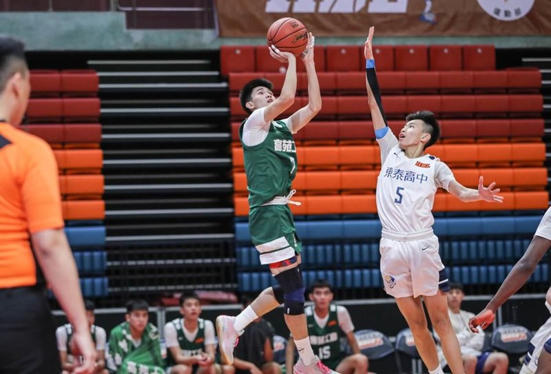 114學年度高中籃球聯賽HBL男子A組複賽25日由東泰高中與高苑工商交手，東泰靠著後衛紀伍柏俊（右）飆出25分、13籃板、10抄截的罕見「抄截大三元」，終場成功以109比54拿下複賽3連勝。（高中體總提供）中央社記者陳容琛傳真 114年12月25日