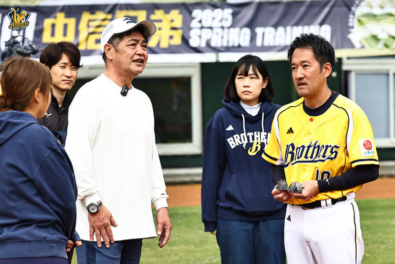 中華職棒中信兄弟隊25日表示，休賽季期間積極為球員規劃多元且具前瞻性的海外訓練計畫，預計2026年1月再派5名投手赴日，加入傳奇名投工藤公康（白衣者）的專項訓練計畫。（中信兄弟提供）中央社記者謝靜雯傳真　114年12月25日