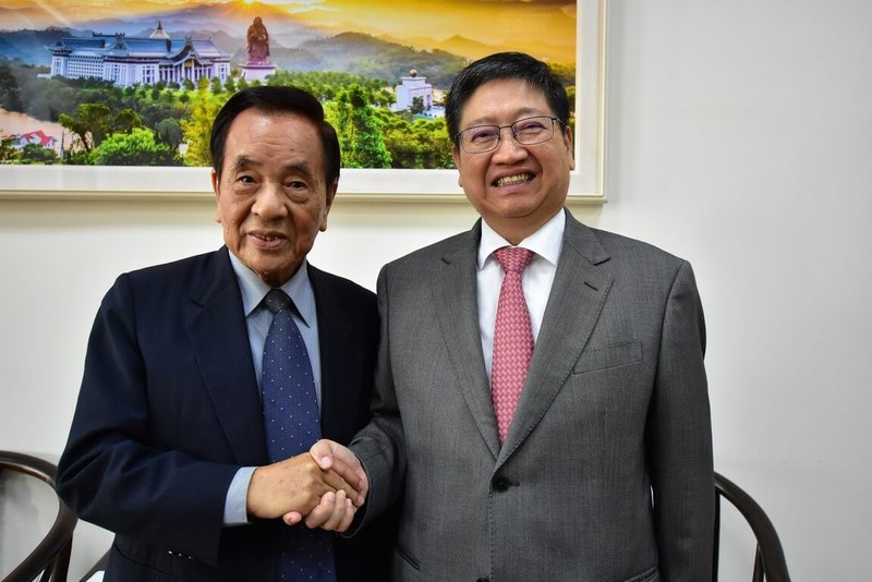 前竹縣長陳進興（左）5日辭世，享壽93歲，新竹縣長楊文科（右）25日表示，聞訊後深感哀悼不捨，陳進興任內以前瞻眼光推動縣治遷建，選定竹北並以區段徵收打造新縣治，為竹縣奠定城市發展藍圖。（楊文科提供）中央社記者郭宣彣傳真 114年12月25日