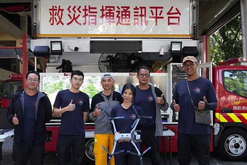 特搜義消無人機分隊長黃秋福（左3）表示，無人機可讓搜救人員事先知道前方狀況，並在執行搜救過程中在上方監測，隨時讓長官掌握風險，用科技守護人員安全。（屏東縣政府提供）中央社記者黃郁菁傳真 114年12月25日