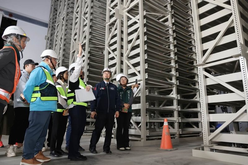 台南市長黃偉哲（前右2）25日就職年滿7週年，視察「國家圖書館南部分館暨聯合典藏中心」（簡稱國圖南館）。黃偉哲表示國圖南館預定明年完工，將成為台灣最大圖書典藏中心。（台南市政府提供）中央社記者張榮祥傳真  114年12月25日