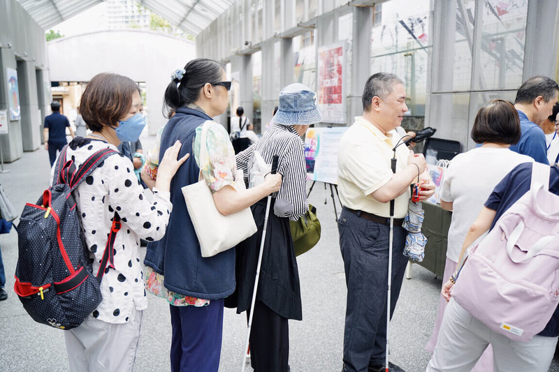 今年7月到11月間舉辦的「耳朵電影院－口述影像共融全國巡迴推廣計畫」，在全台5個地方6家電影院放映「有聲影像」，不少視障者走進電影院，欣賞這些特別為他們準備的影像，感受完整的觀影經驗。（心陪有聲提供）中央社記者邱祖胤傳真 114年12月25日