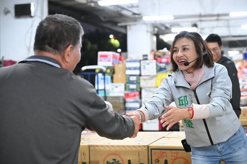 民進黨高雄市長初選競爭激烈，參選人之一的立委邱議瑩（右）25日上午先到高雄果菜市場拜票，接著再到楠梓區參與藍田里耶誕節活動。（邱議瑩辦公室提供）中央社記者林巧璉傳真　114年12月25日