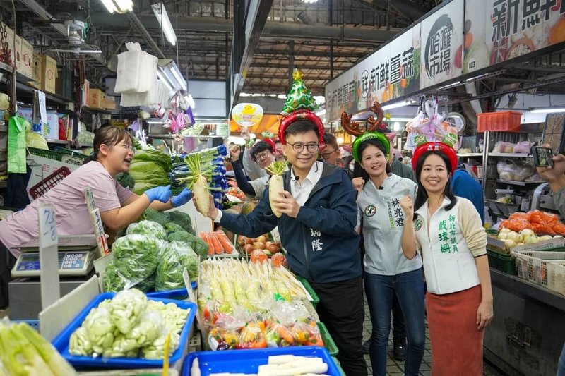 投入民進黨高雄市長初選的立委賴瑞隆（前右3）25日到左營區哈囉市場掃街，他說，菜市場是最有生命力，也最貼近市民日常場域。（賴瑞隆辦公室提供）中央社記者林巧璉傳真　114年12月25日