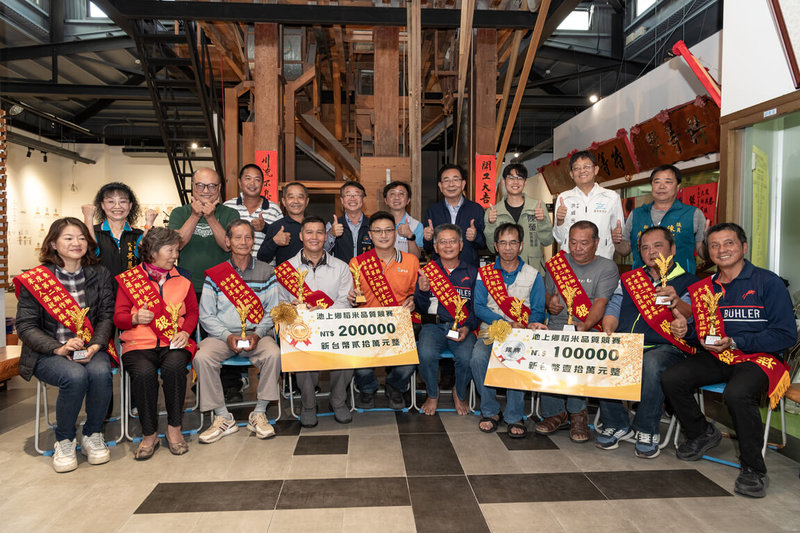 台東縣池上鄉114年度2期稻作「台灣稻米達人選拔」鄉鎮賽24日舉行，香米組金牌得主高盛雄（前左4）、非香米組金牌得主余建宏（前左5）分獲新台幣20萬元獎金。（池上鄉公所提供）中央社記者盧太城傳真　114年12月25日