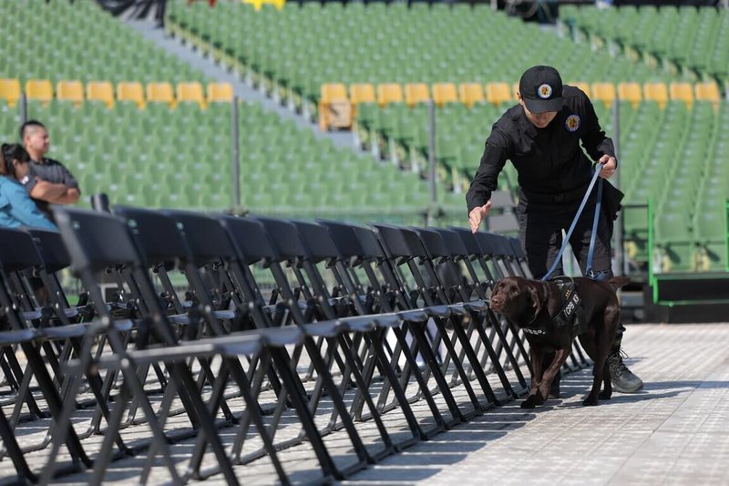 樂團五月天27日起將在台中洲際棒球場舉行多場演唱會，為確保活動順利進行，台中警方25日舉辦緊急疏散演練，偵爆犬也動員加入。（警方提供）中央社記者郝雪卿傳真　114年12月25日