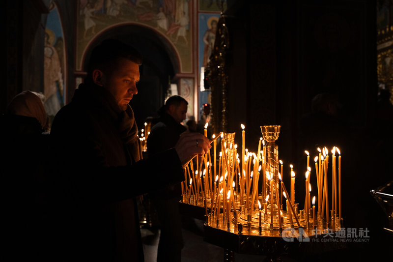 烏克蘭基輔的聖米迦勒金頂修道院在耶誕節前夕舉行彌撒，上百名民眾攜家帶眷前來，點燃蠟燭，祈求順心。中央社記者陳彥婷基輔攝　114年12月25日