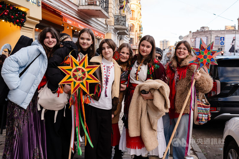 戰火未歇的烏克蘭首都基輔，街頭悄然浮現耶誕節氣息，年輕人裝扮成象徵好運與豐收的動物或民族角色。中央社記者陳彥婷基輔攝　114年12月25日