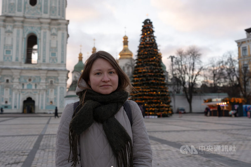 戰爭的現實仍籠罩節日。基輔民眾卡佳指今天才開始裝飾耶誕樹但不覺得太晚，認為「真正太慢的，是我們才試著把自己從蘇聯舊時代拉開」。中央社記者陳彥婷基輔攝　114年12月25日