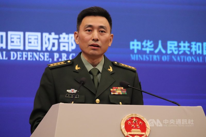 中國國防部25日舉辦例行記者會，由發言人張曉剛回應中外媒體記者的提問。中央社記者呂佳蓉北京攝　114年12月25日