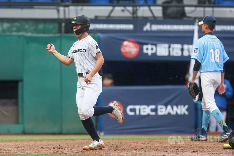 2025中信盃台日高中棒球對抗賽25日在新莊棒球場舉行，下午場由北海道聯隊交手羅東高工隊，北海道聯隊星野穰一郎（左）4局敲安助隊取得領先，隨後再靠著失誤回到本壘，在場上難掩開心神情。中央社記者王騰毅攝  114年12月25日