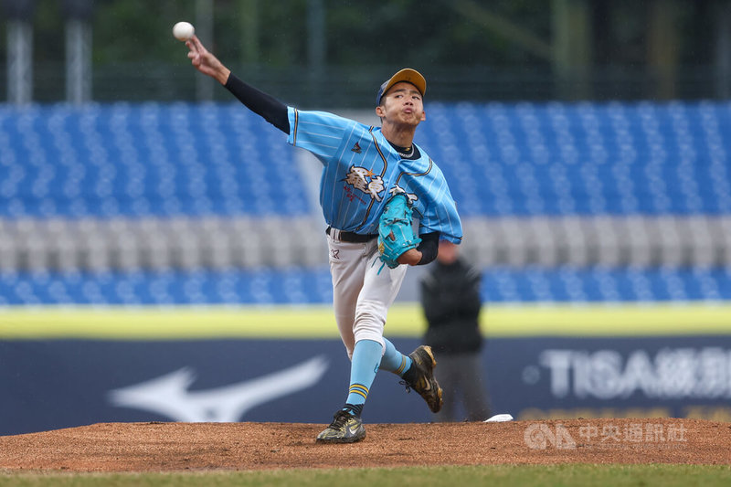 2025中信盃台日高中棒球對抗賽25日在新莊棒球場登場，首戰由北海道聯隊與羅東高工隊交手，羅東高工隊派出投手郭靖源（圖）先發登板。中央社記者王騰毅攝  114年12月25日
