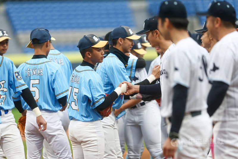 台日高中棒球對抗賽睽違8年復辦，25日起在新莊棒球場政是開打，北海道聯隊（白衣）首戰交手羅東高工隊（藍衣），賽前雙方球員在場中致意。中央社記者王騰毅攝  114年12月25日