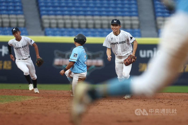 2025中信盃台日高中棒球對抗賽25日在新莊棒球場舉行，首戰由北海道聯隊與羅東高工隊交手，北海道聯隊後藤健（右）賽中策動雙殺、成功化解對手攻勢。中央社記者王騰毅攝  114年12月25日