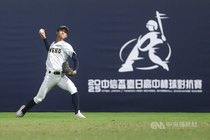 2025台日高中棒球對抗賽25日在新莊棒球場開打，晚間第2戰由日本九州聯隊與桃園平鎮高中交手，九州聯隊預計由日本夏季甲子園冠軍隊沖繩尚學王牌投手新垣有絃（圖）先發，新垣有絃賽前外野積極練投備戰。中央社記者王騰毅攝  114年12月25日