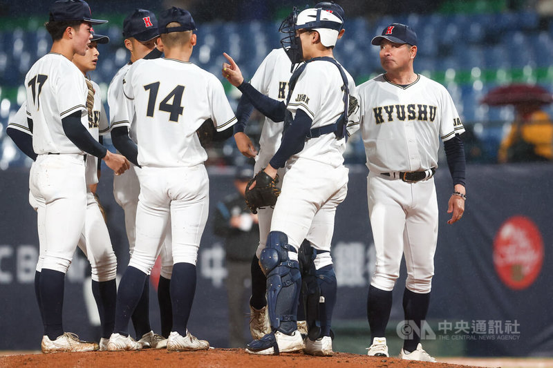 2025中信盃台日高中棒球對抗賽25日晚間在新莊棒球場繼續進行日本九州聯隊與桃園平鎮高中的賽事，九州聯隊先發投手新垣有絃首局遇亂流失分，總教練加藤慶二（右）上場安撫球員。中央社記者王騰毅攝　114年12月25日