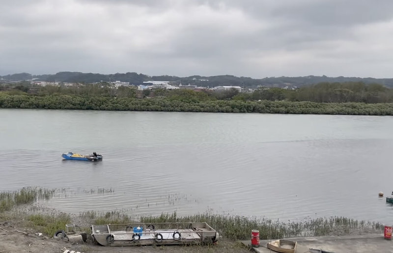 苗栗縣竹南鎮中港溪與蜆仔溝交界河段25日被人發現疑遭廢水染紅，環保局獲報到場抽檢，不過PH值未發現異常，將進一步化驗是否含重金屬等有害物質。（林裕章提供）中央社記者管瑞平傳真　114年12月25日