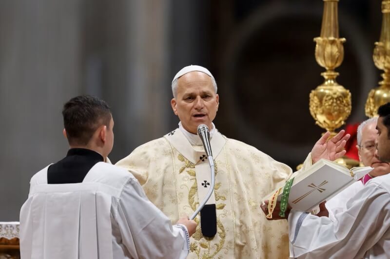 教宗良十四世（中）25日主持任內首場耶誕正日彌撒時，談及加薩惡劣的生活環境。（路透社）