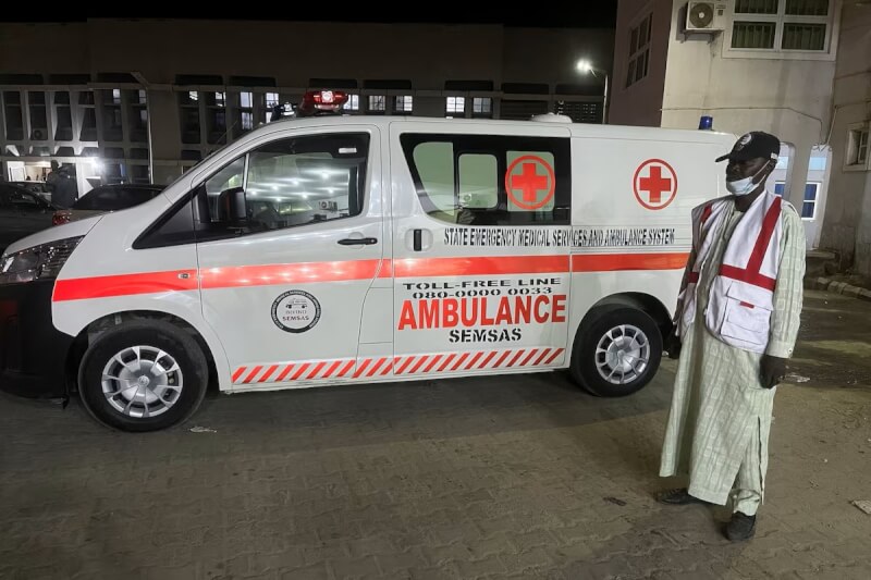 奈及利亞東北部波諾州首府邁杜古利市一座清真寺24日傍晚發生疑似自殺炸彈攻擊，造成至少5名信徒死亡、35人受傷。圖為波諾州一處醫院外的緊急應變官員。（路透社）