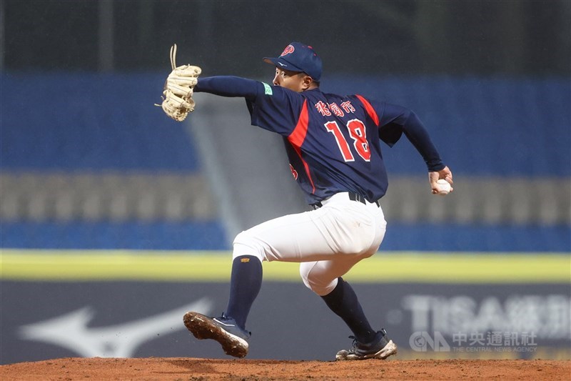 2025中信盃台日高中棒球對抗賽25日在新莊棒球場舉行，晚場由桃園平鎮高中交手日本九州聯隊，平鎮高中派出投手蔡辰瀧（圖）掛帥先發。中央社記者王騰毅攝  114年12月25日