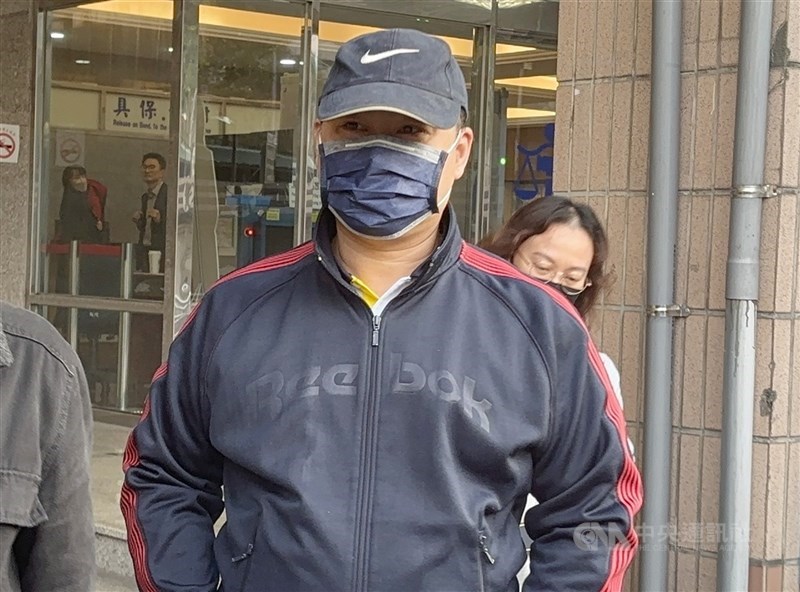 圖為台中商業銀行前董事長王貴鋒（前）。（中央社檔案照片）