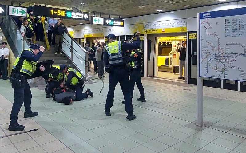 新北捷運公司25日凌晨在大坪林站進行「114年度環狀線多重災害模擬演練」，模擬列車發生歹徒隨機持刀攻擊及投擲煙霧彈的情境，強化大眾運輸安全。（新北捷運公司提供）中央社記者曹亞沿傳真 114年12月25日