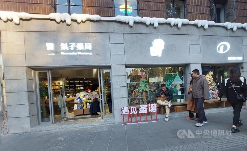 臨近耶誕節，上海市區街道已經出現許多相關裝飾。對多數人來說，耶誕節在上海更是一種商業元素。中央社記者張淑伶上海攝 114年12月25日