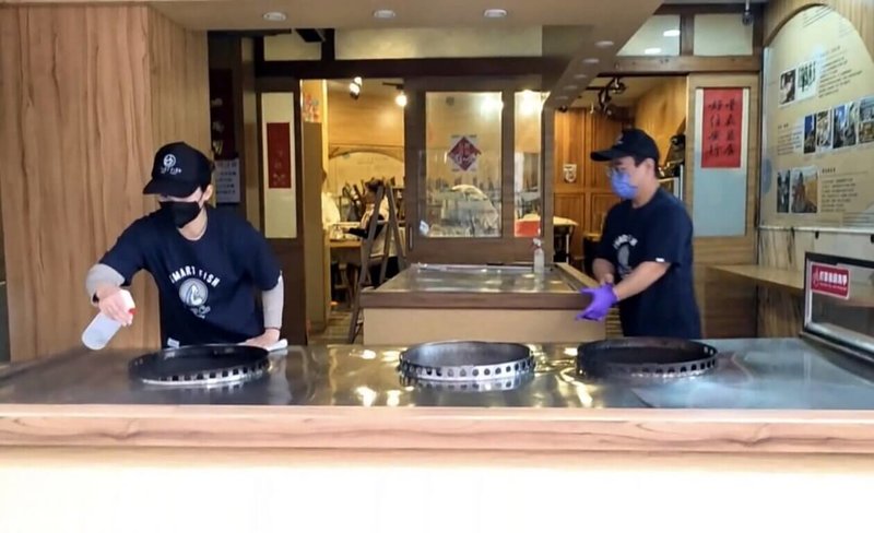 嘉義市知名小吃林聰明沙鍋魚頭光華分店日前遭網友爆料外帶餐點發現蟑螂，衛生局複查無缺失；店家公告光華店休業整頓、本店則停業至28日。圖為店員清消。（民眾提供）中央社記者黃國芳傳真　114年12月25日