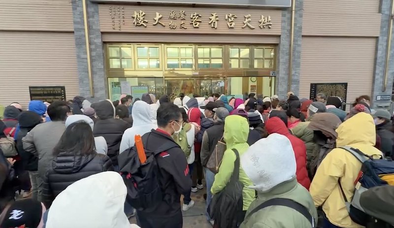 苗栗縣通霄鎮白沙屯拱天宮年度拜「平安斗、文昌斗」25日辦理抽籤登記，吸引大批民眾到場，有人遠從澎湖搭機來台，還有人昨晚就前往排隊。（民眾提供）中央社記者管瑞平傳真　114年12月25日