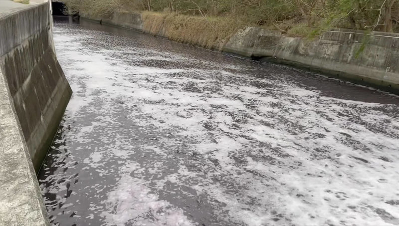 苗栗縣竹南鎮港墘里里長林裕章25日指出，下午接獲里民反映，指蜆仔溝與中港溪交界處有紅色廢水流入，他到場查看發現紅色廢水伴隨白色泡沫持續排入蜆仔溝，懷疑有不肖業者趁假日偷排廢水。（林裕章提供）中央社記者管瑞平傳真　114年12月25日