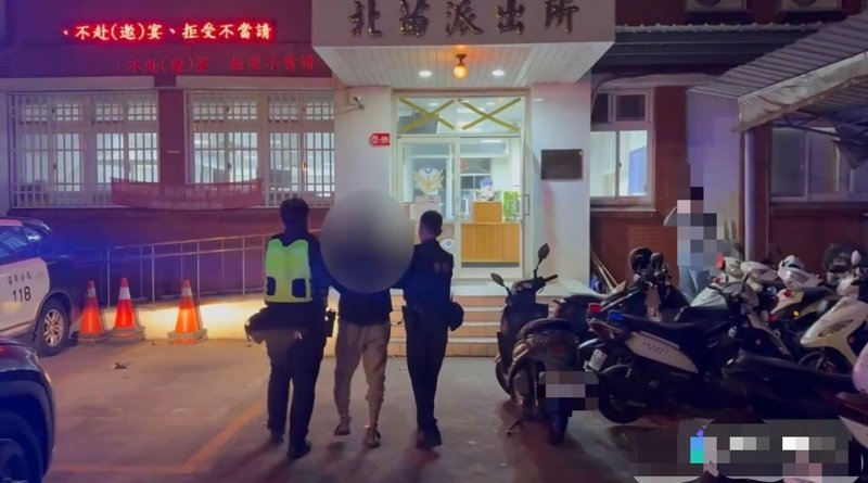 苗栗市又發生隨機攻擊事件，1名男子25日傍晚持鐮刀攻擊1名婦人，隨後又走向附近超商意圖攻擊店員，所幸員警獲報及時趕抵將其壓制，全案將依傷害、恐嚇等罪嫌移送並建請羈押。（警方提供）中央社記者管瑞平傳真　114年12月25日