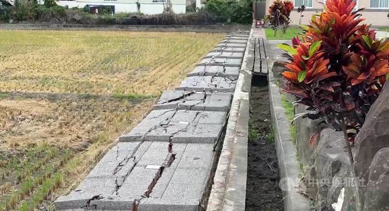 台東24日傍晚發生規模6.1地震，部分建築物受損，台東市區1處農田長約50公尺水泥磚牆倒塌。中央社記者盧太城攝 114年12月25日
