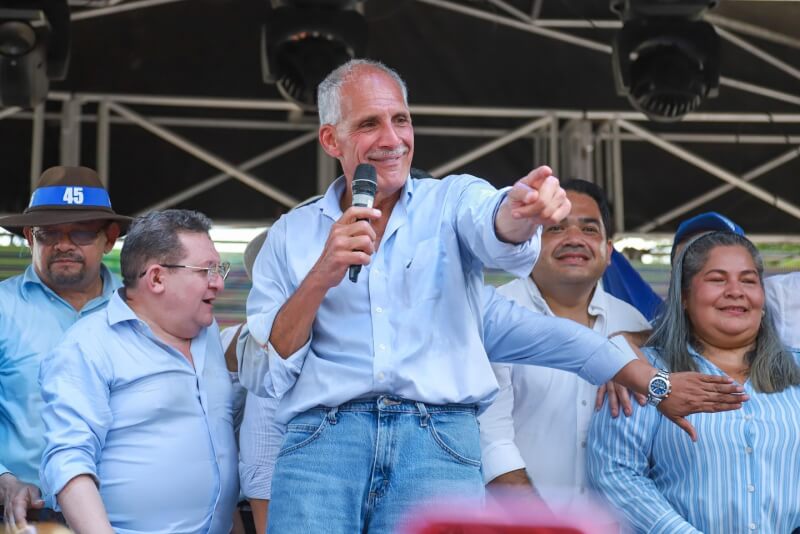 宏都拉斯全國選舉委員會24日發布總統選舉正式結果，宣布由親台的國家黨候選人阿斯夫拉（中）勝出。（圖取自facebook.com/papialaorden）