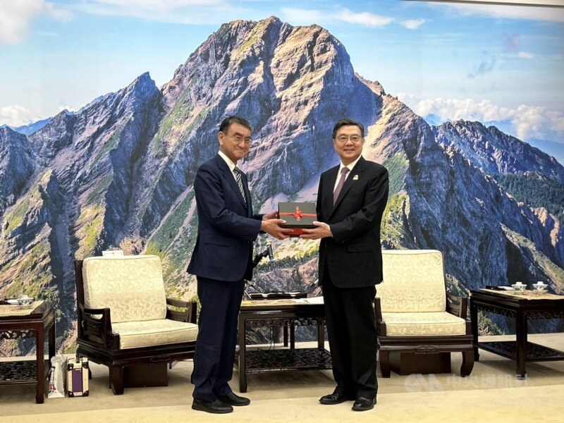 行政院長卓榮泰（右）24日在行政院秘書長張惇涵、發言人李慧芝、外交部次長吳志中等人陪同下，接見日本前外務大臣、眾議員河野太郎（左）等人，盼台日持續深化合作。中央社記者賴于榛攝 114年12月24日