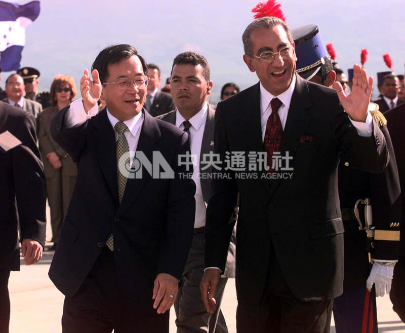 2001年時任總統陳水扁（左）6月2日飛抵宏都拉斯，宏國總統佛洛雷斯（右）親自到機場迎接。（中央社檔案照片）