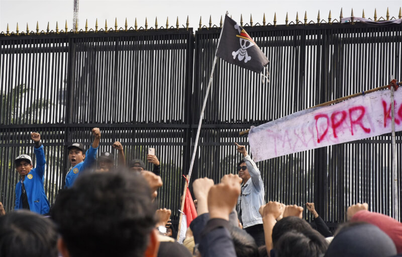 印尼民眾8月在雅加達國會前的反政府示威活動揮舞「戴草帽海賊旗」。（共同社）