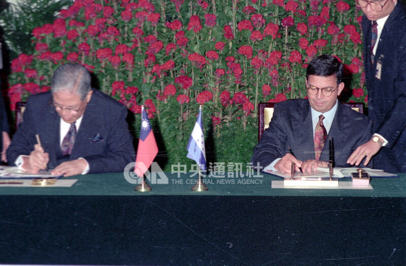 1991年10月12日時任總統李登輝（左）與宏都拉斯總統加耶哈斯（右）在總統府簽署聯合公報。（中央社檔案照片）