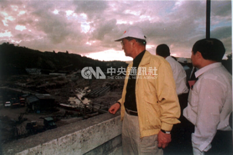 宏都拉斯1998年遭受颶風災害，時任副總統連戰（中）前往宏都拉斯災區探視。（中央社檔案照片）